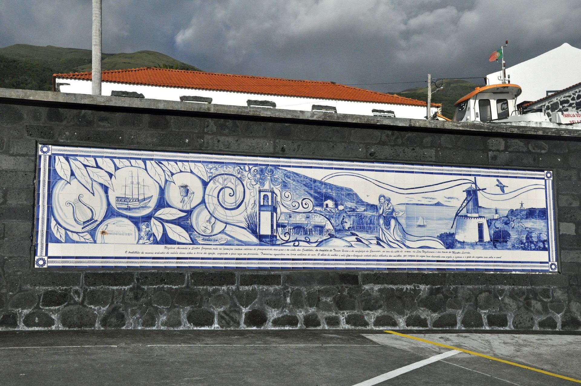 Azulejos im Hafen von Urzelina